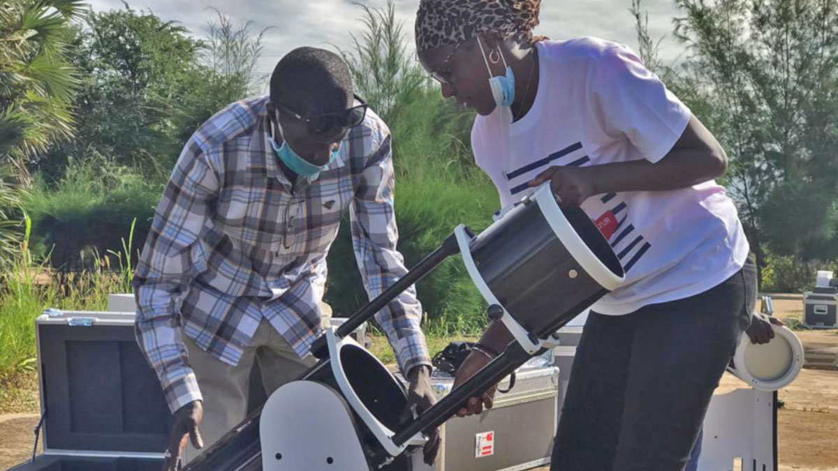 Aïssata Thiam, PhD candidate in geophysics at UCAD and her teammate, Abdoulaye Sow, are training to assemble the telescope at the Royal Malango Hotel in Fatick.